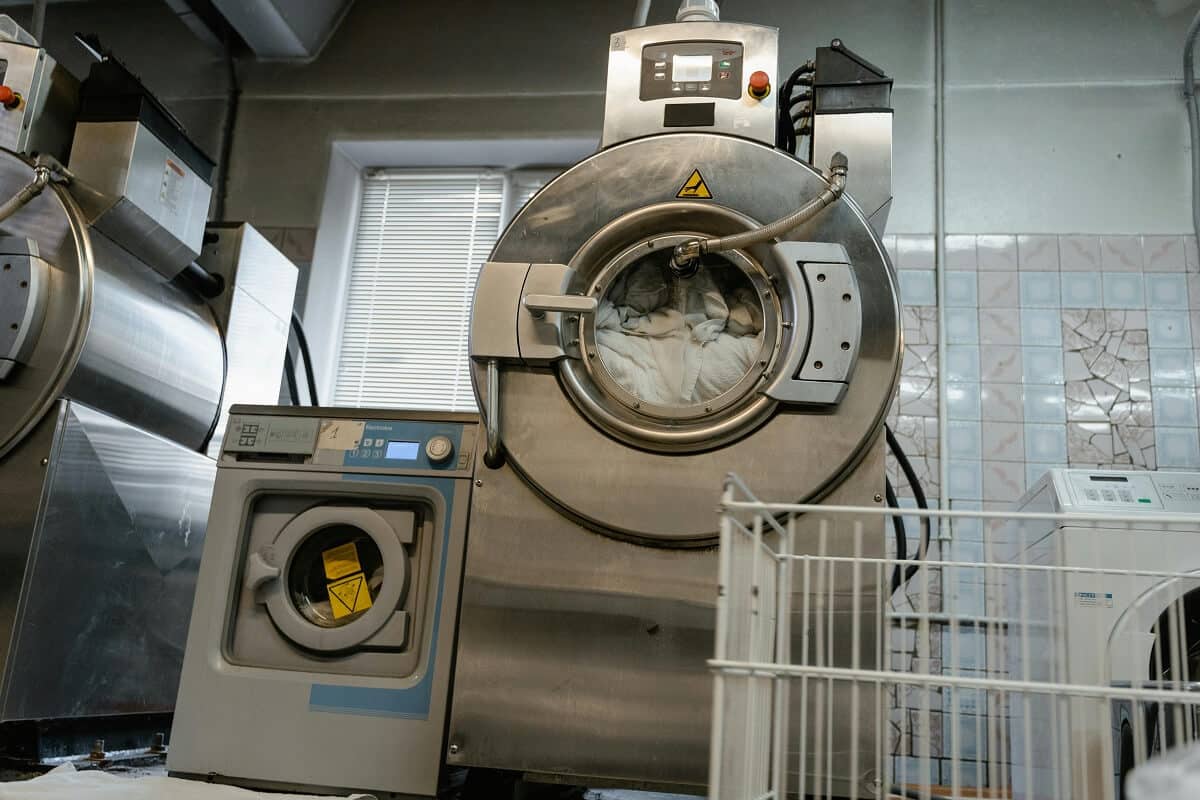 Behind_the_Scenes_at_a_Professional_Laundry_Operation